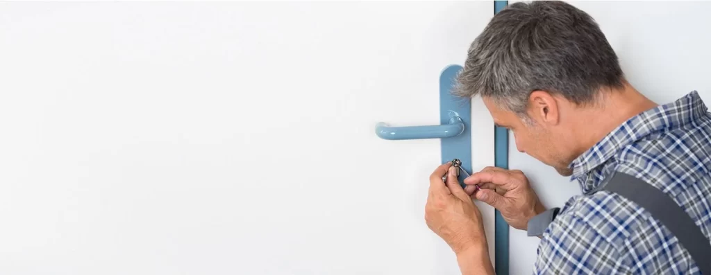 cerrajero 24 horas en gran alacant abriendo una puerta ganzuando para no romper el bombín